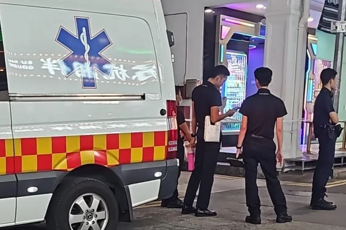 新加坡民防部队人员在场待命，附近停了至少一辆救护车和一辆消防车。（读者提供）