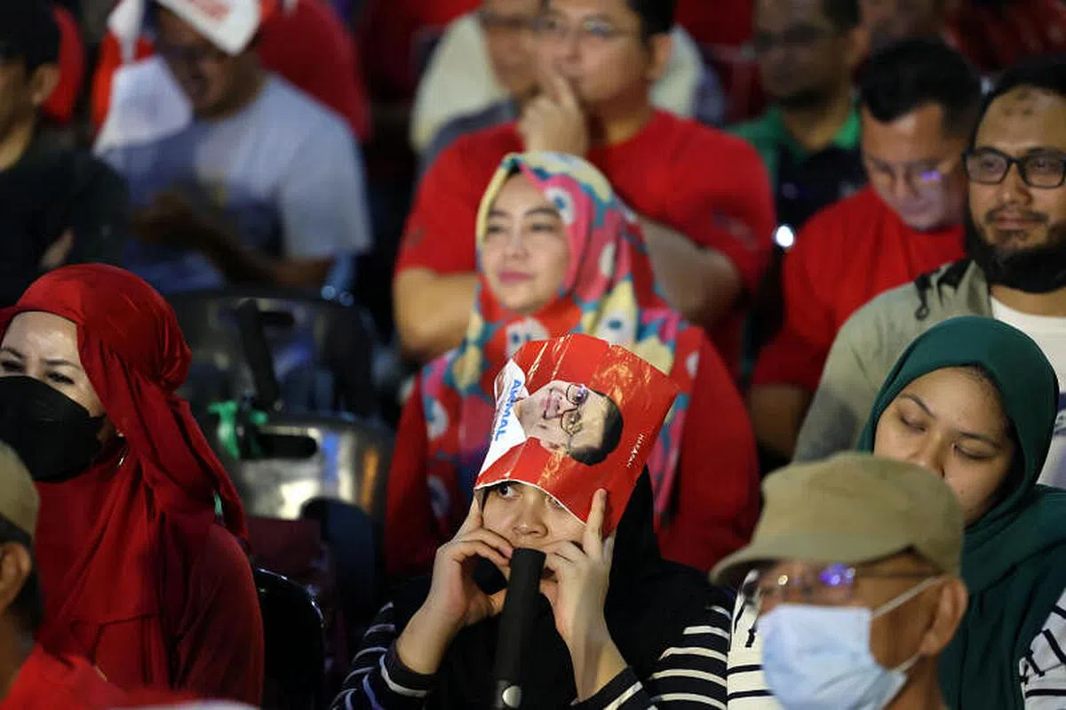 11月16日由于一直下着小雨， 支持者用传单放在头上挡雨。（ 邝启聪摄）