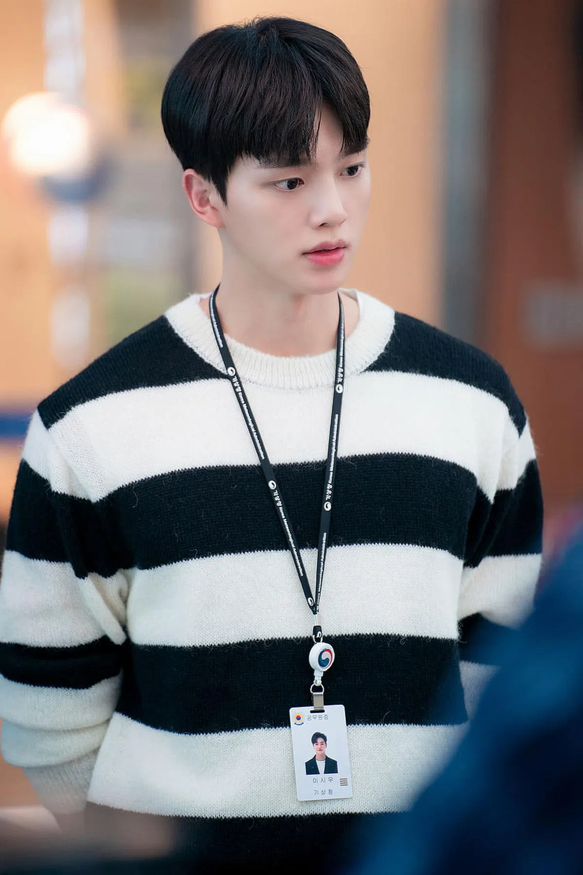 宋江饰演个性单纯的气象厅预报员。（Netflix提供）