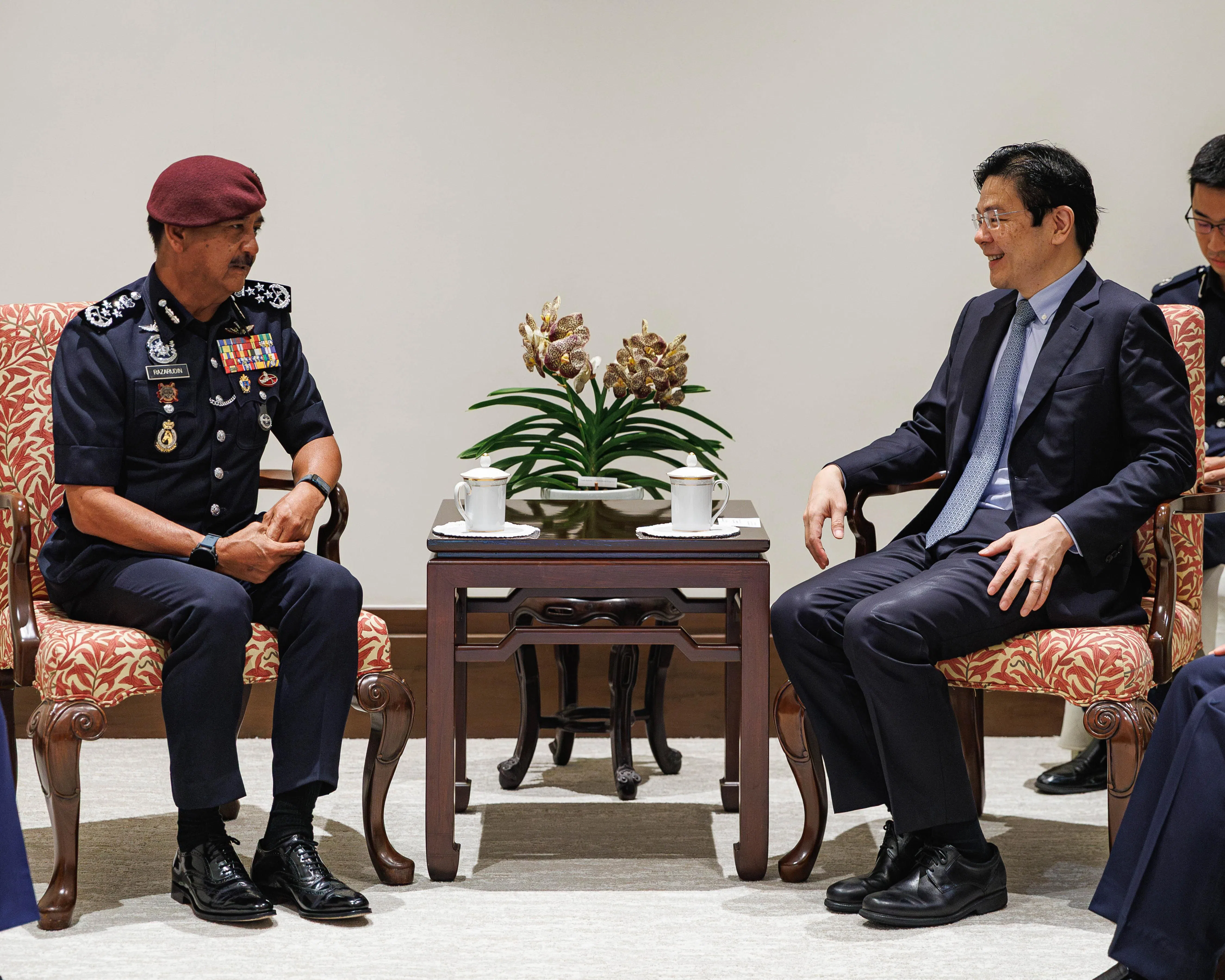 马来西亚皇家警察部队警察总长拉扎鲁丁（左）会见了黄循财总理。（新加坡警察部队提供）