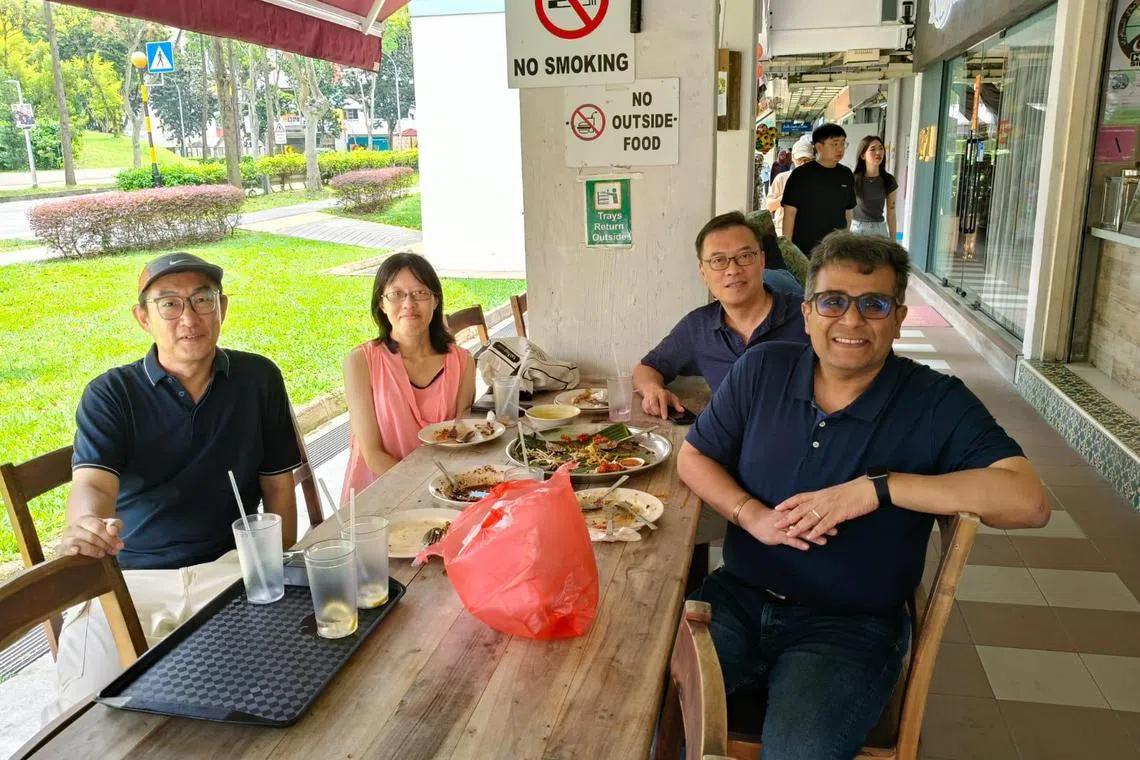 红点同心党义顺集选区候选人林怡慧（左二） 与队友在义顺忠邦区共进午餐，随后前往纳福城逛街购物， 晚间再前往总部开会。（受访者提供）