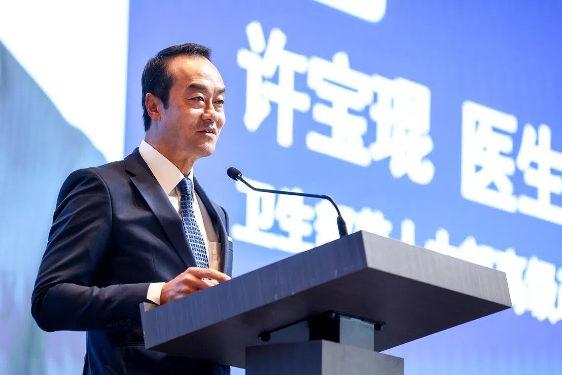 卫生部兼人力部高级政务部长许宝琨医生在2025年新加坡全球中医药高峰论坛上致辞时强调，中医“治未病”理念与健康SG计划将重点从疾病治疗转向积极预防的方向不谋而合。（白艳琳摄）