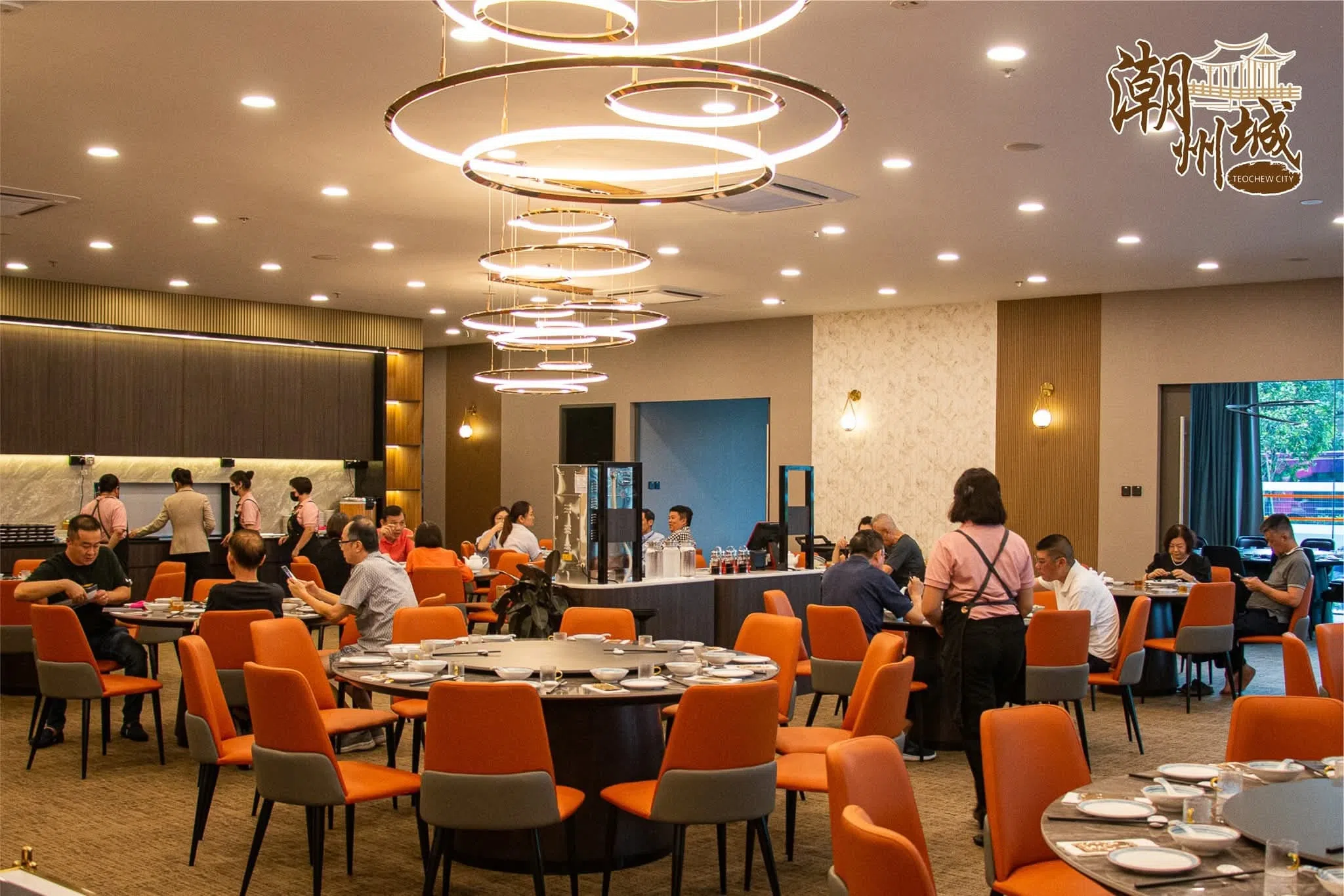 换地址重新开业的潮州城餐馆能容纳更多客人。（陈澍城提供）