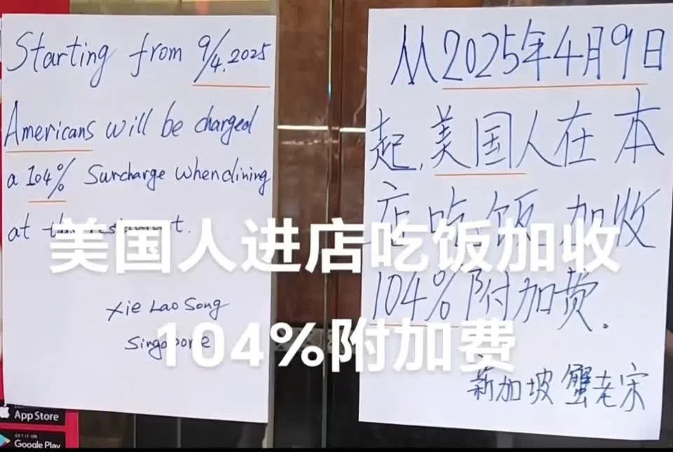网传视频显示，两张手写告示张贴在牛车水蟹老宋餐馆的玻璃门上，中英文并列。（取自脸书）