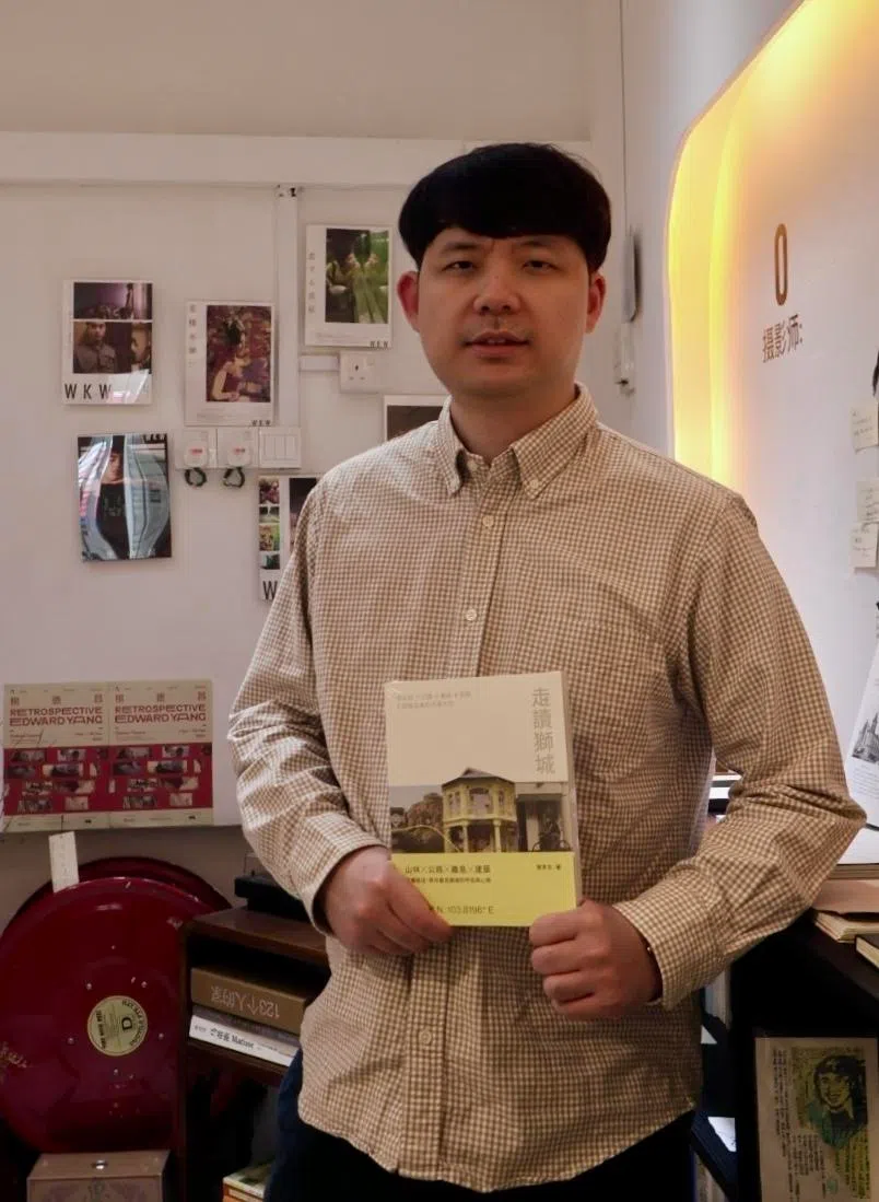 林韦地手握季风带文化最新出版物《走读狮城：从山林、公路、离岛到建筑，打开新加坡的四种方式》。（张子奕摄）