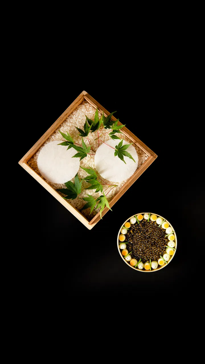 前菜shima-aji namerou选用层次分明的石鲷条纹鰺鱼，加入姜和韭菜增添风味，有助打开味蕾。（餐馆提供）