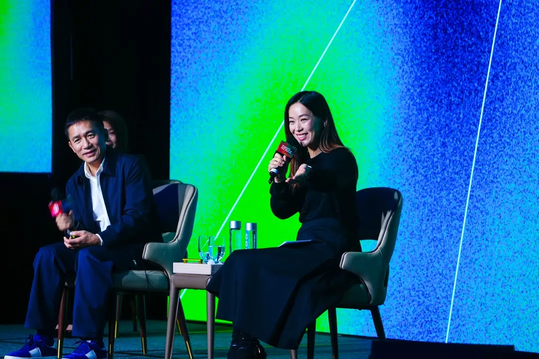 梁朝伟（左）接受新加坡国际电影节大使林慧玲访问。（新加坡国际电影节提供/SWKIT摄）