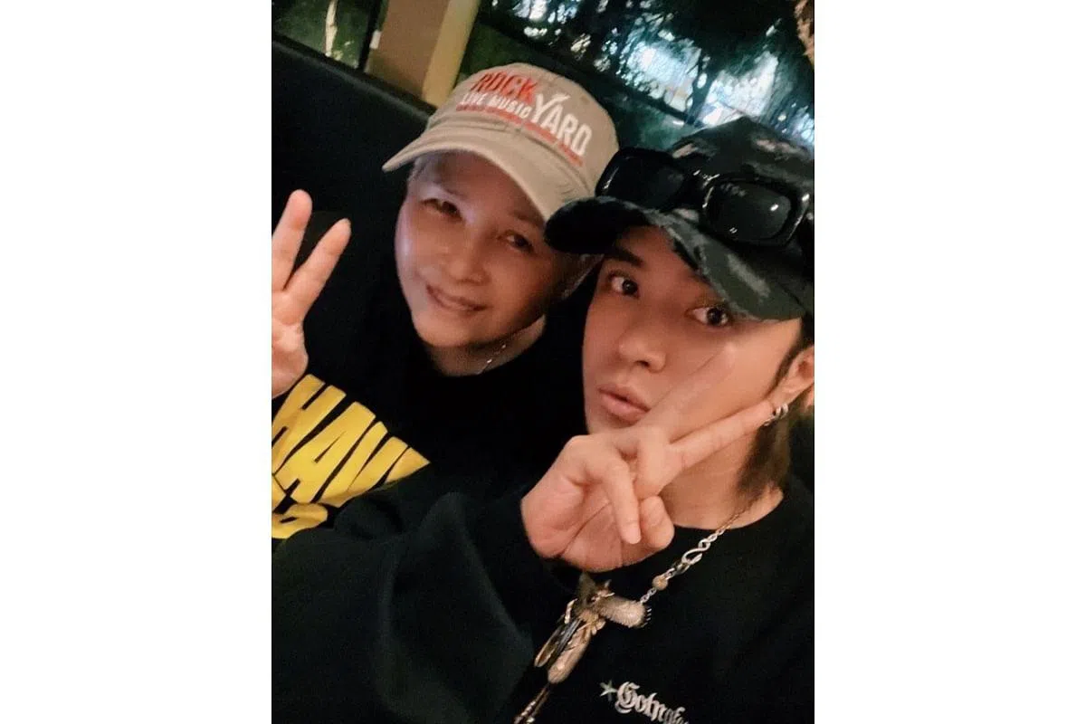  罗志祥（右）帮妈妈庆生。（互联网）