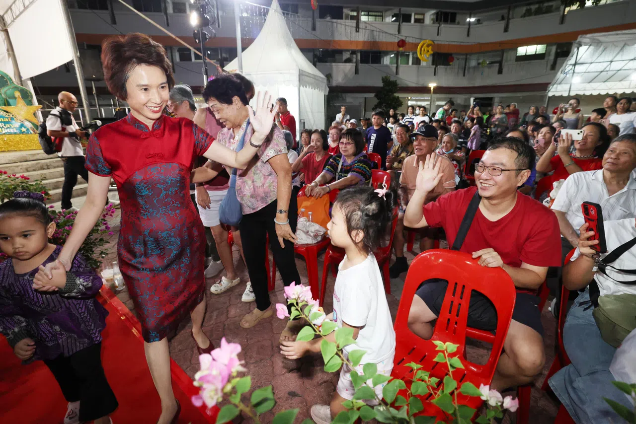 贸工部兼文化、社区及青年部高级政务部长刘燕玲（左二），向现场居民拜了早年，送上节日的祝福。（郑一鸣摄）