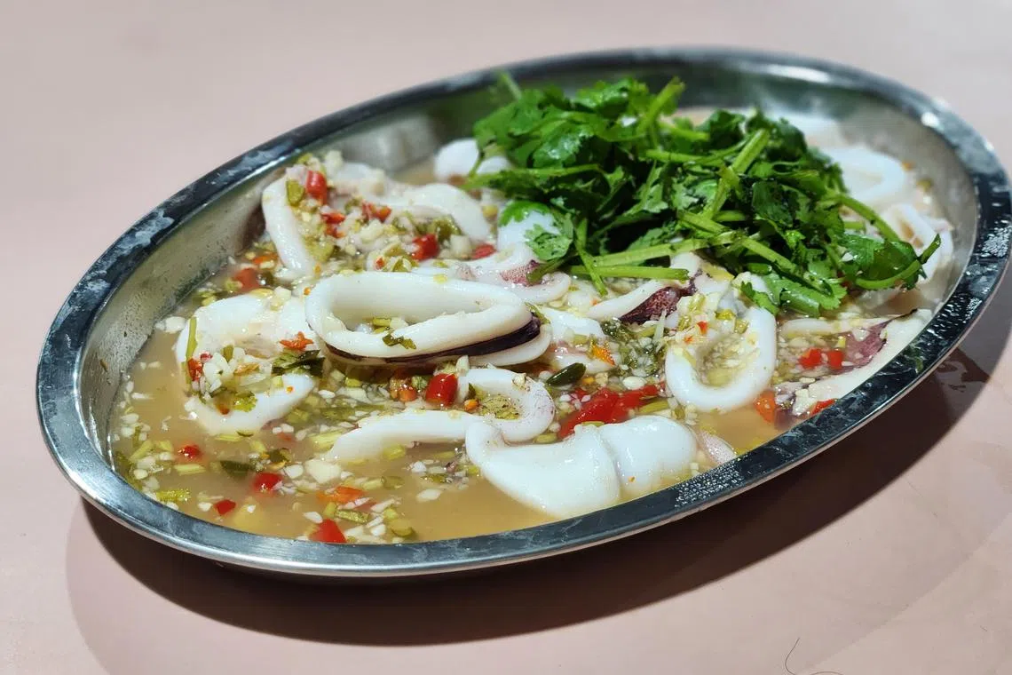 泰式蒸苏东酸中带辣，一圈圈苏东很肥美。（陈爱薇摄）