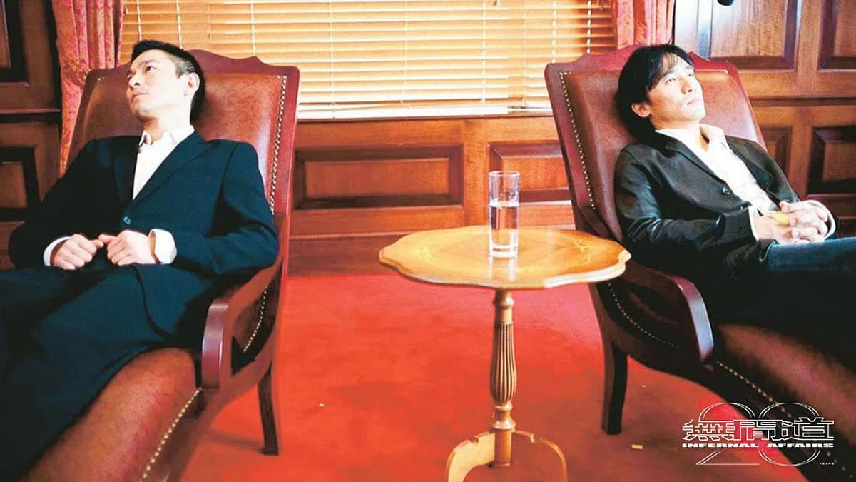 《无间道》讲述黑帮内鬼与警方卧底这两个身份与内心交错矛盾的故事。（嘉华院线）