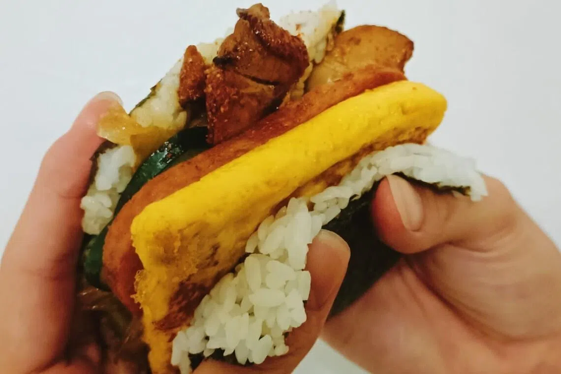 日式饭团，用料扎实，随买随食。（黄亿敏摄）