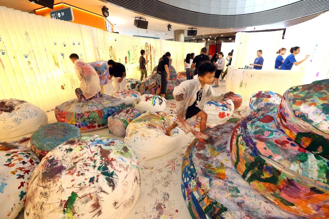 这项名为“岸边色彩”的沉浸式艺术体验，由泰国艺术家弥载映创作，以柔软的沙发象征榜鹅海滨的石块，引领公众了解榜鹅和水域关系的演变。（邝启聪摄）