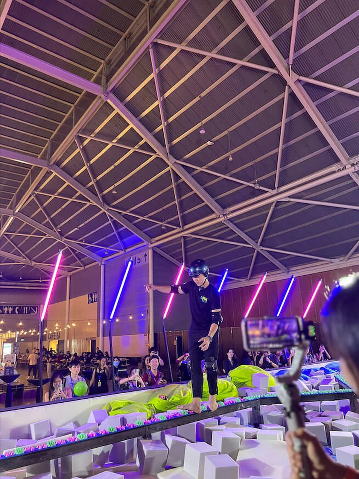 UFM100.3主播庆鸿顺利地走完15米的趾压板。