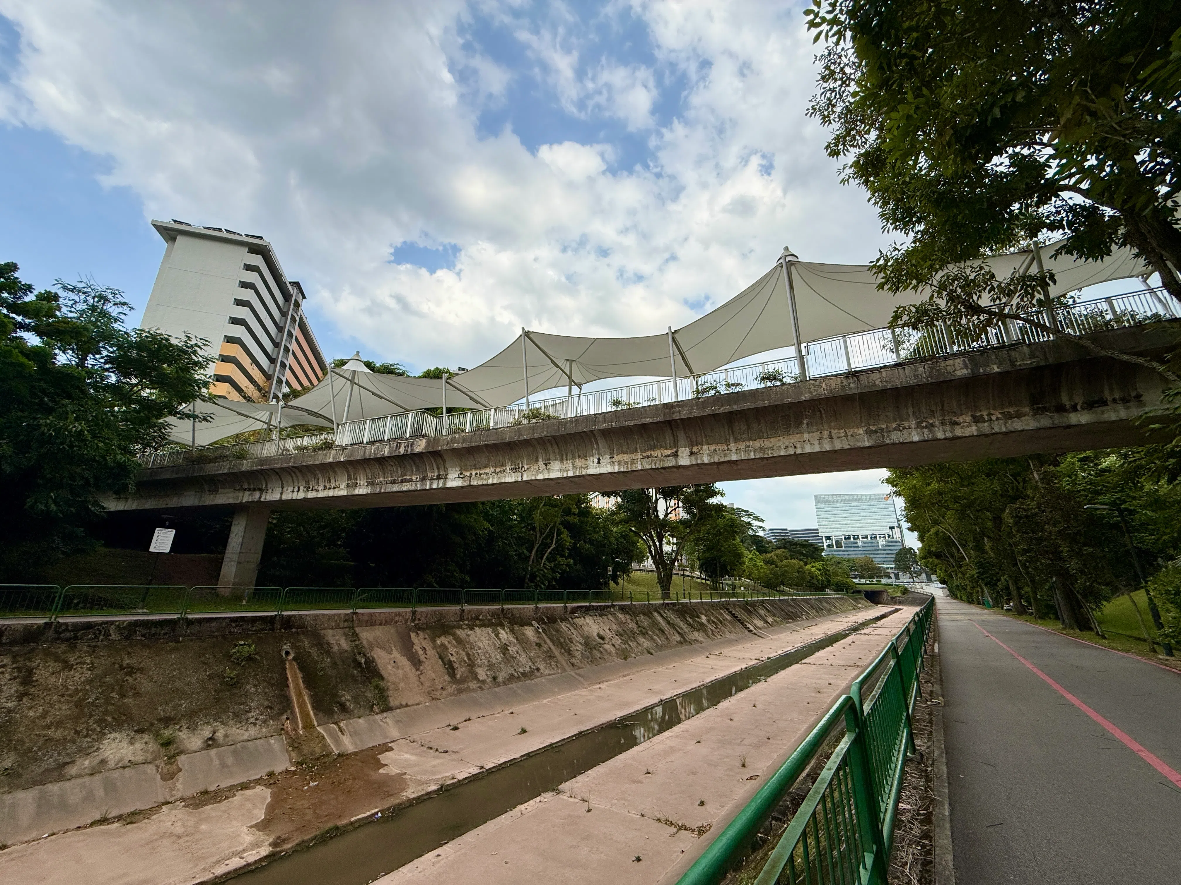 衔接锦茂新旧组屋的天桥，往左走可抵达锦茂巴刹与熟食中心。（陈映蓁摄）
