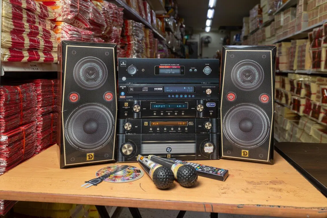 业者说，卡拉OK机组造型的纸扎品，可供送给生前喜爱唱歌的往生者，延续生前的爱好。（吴先邦摄）