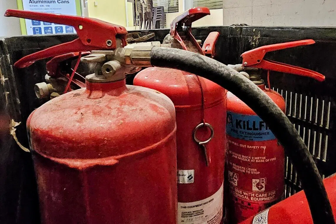 附近店家拿出灭火器帮忙灭火。（徐颖荃摄）