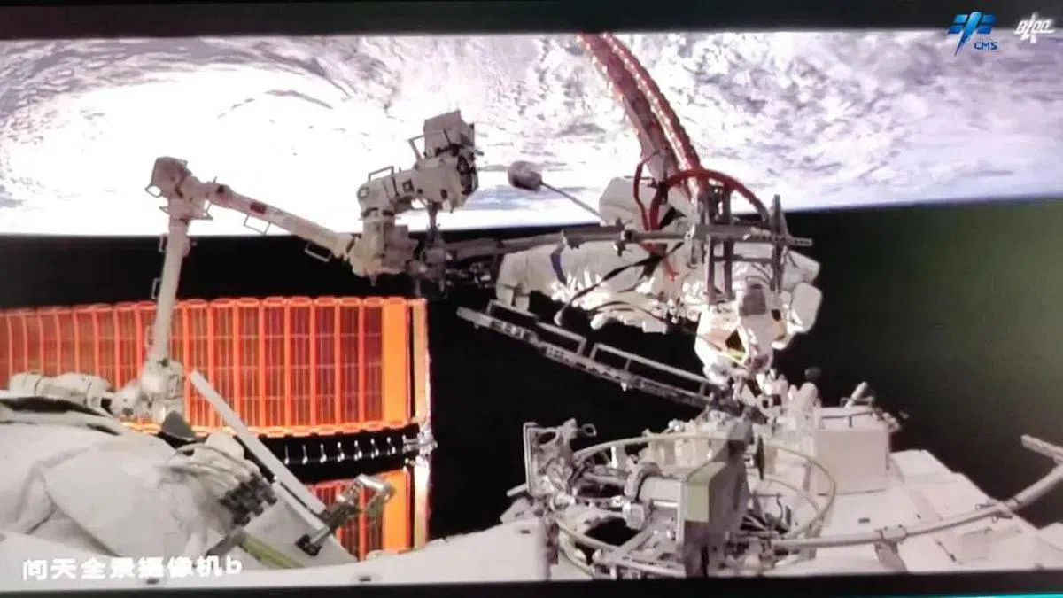 图为航天员成功出舱进行舱外作业，由问天全景摄像机拍摄。（互联网）