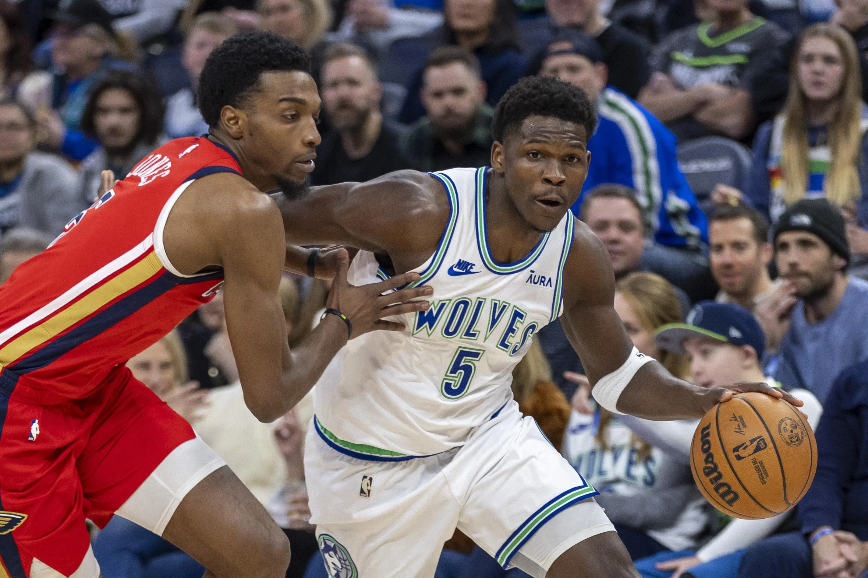 爱德华兹（5号）为灰狼拿下全场最高的35分，但灰狼仍不敌鹈鹕。（路透社）