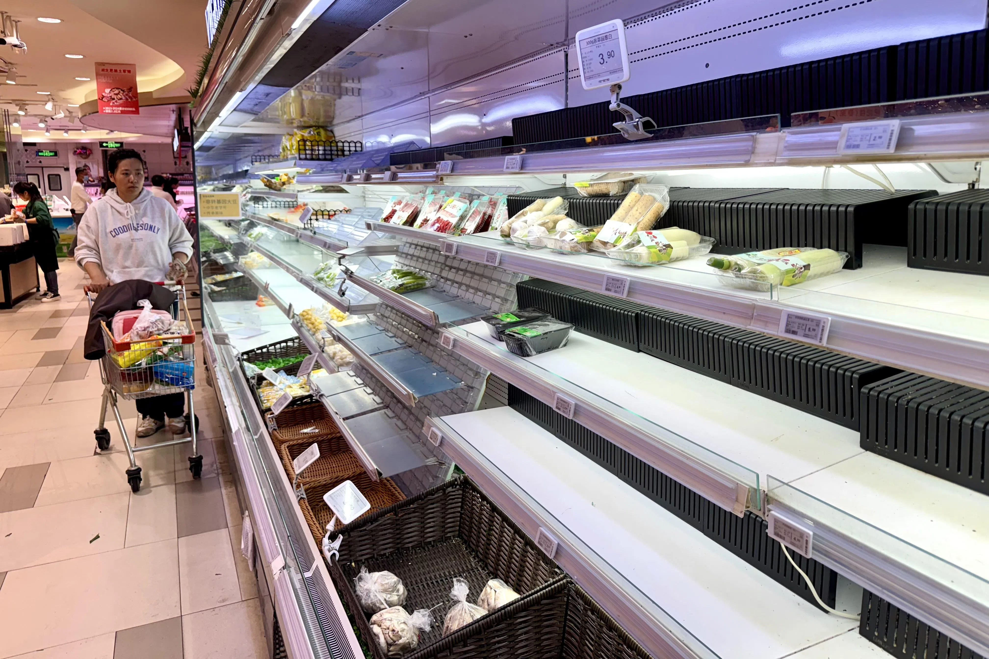 4月11日，北京市丰台区一超市生鲜区货架上的蔬菜生鲜已所剩不多。（中新社）