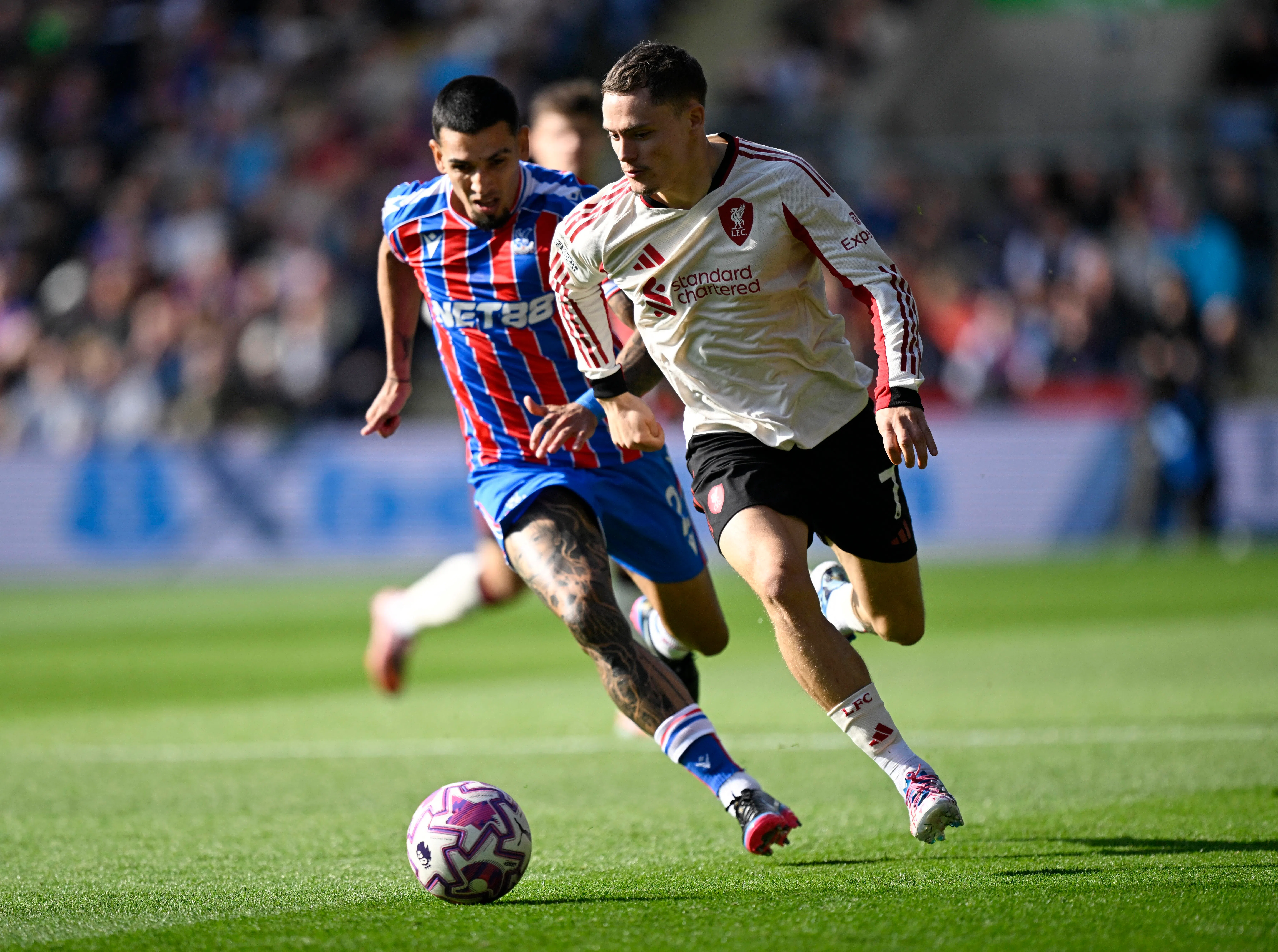 利物浦花费近两亿新元引入的德国籍中场维尔茨（右），目前已经征战六场英超比赛，但在进球和助攻两项数据上依旧挂零，欧冠赛场或能成为他证明身价的舞台。（路透社）