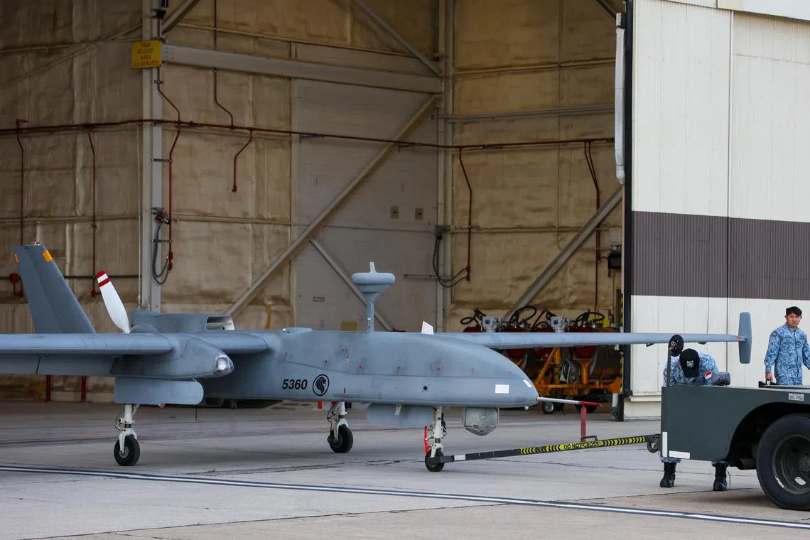 新加坡空军的苍鹭一号（Heron 1）无人机翼展16.6米、机身长8.8米，体型接近战机，可连续飞行逾24小时，为部队提供广域侦察与目标指示能力。（林明顺摄）