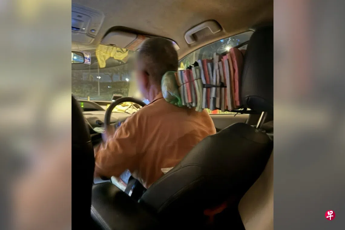 司机用纸张捆绑成一捆捆叠在颈项和腰背后。 （受访者提供）