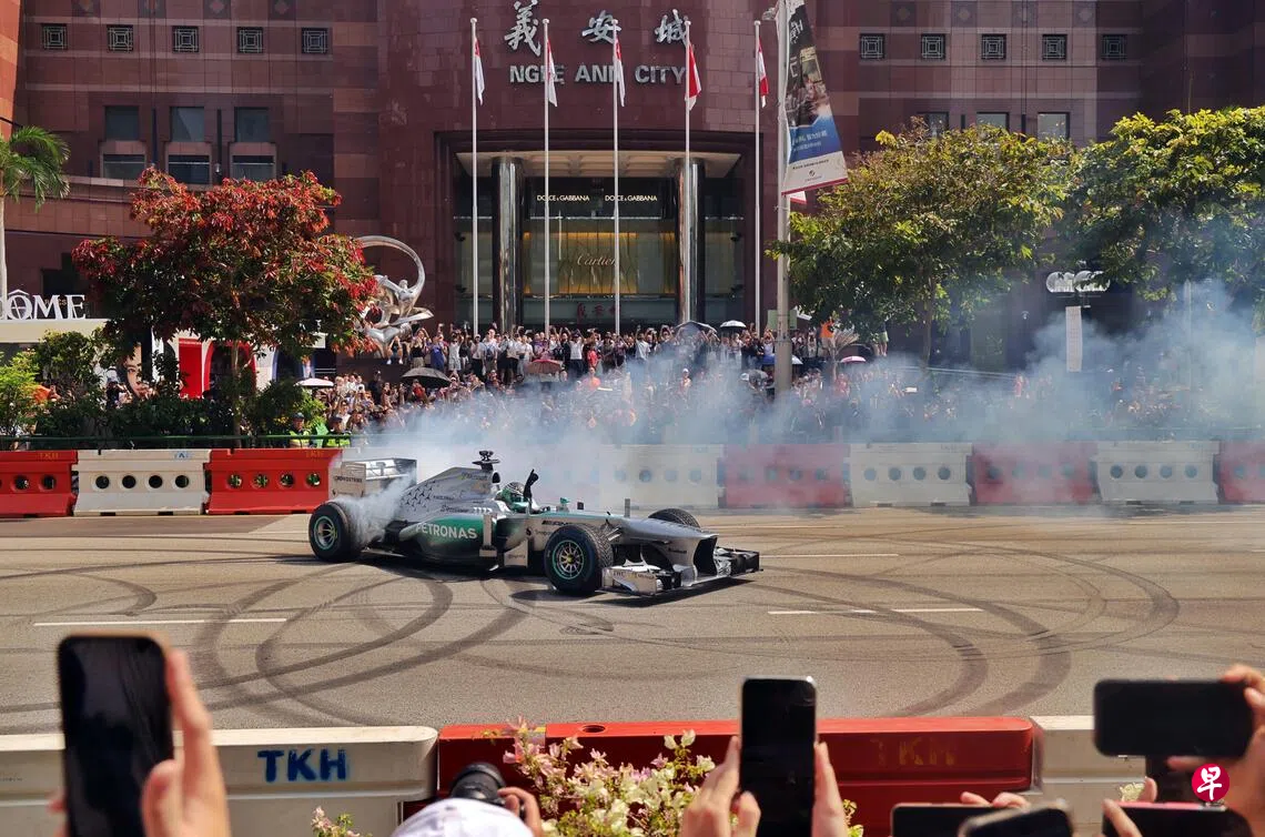 乌节路万人空巷 争睹F1街头“速度与激情”