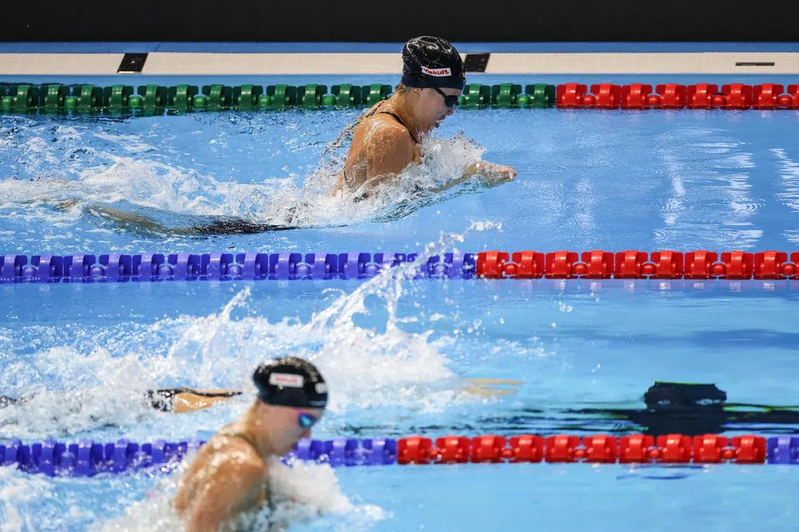 在星期六（8月2日）上午的女子50米蛙泳预赛结束后，我国“蛙后”沈恩夷（上）已完成了她在本届世锦赛的所有四个个人项目，但星期天（3日）还将与妹妹沈恩彤、柯家姐妹柯婷文和柯敬文一同出战女子4X100米混合泳接力预赛。（关俊威摄）