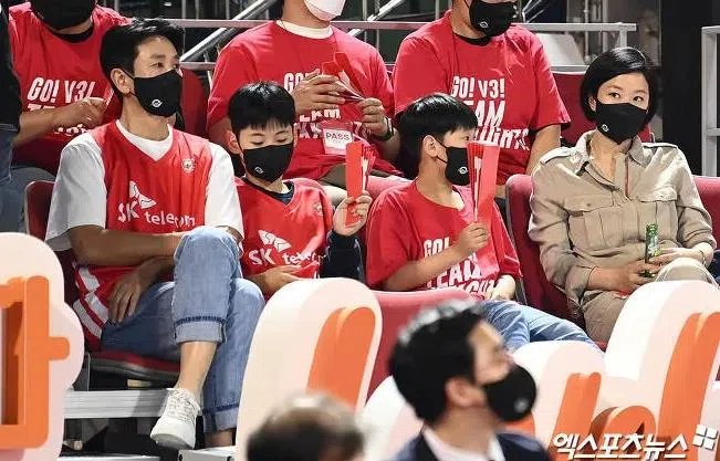 李善均（左）2022年被拍到与田慧振（右）带着两个儿子去看篮球赛。（互联网）