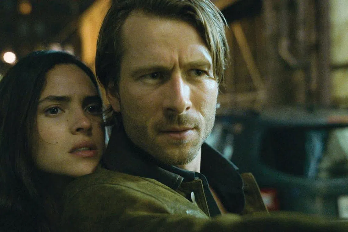 盖瑞以杀手阿朗身份爱上想买凶杀夫的美女玛蒂森，身份是假，但爱情是真。（剧照／互联网）