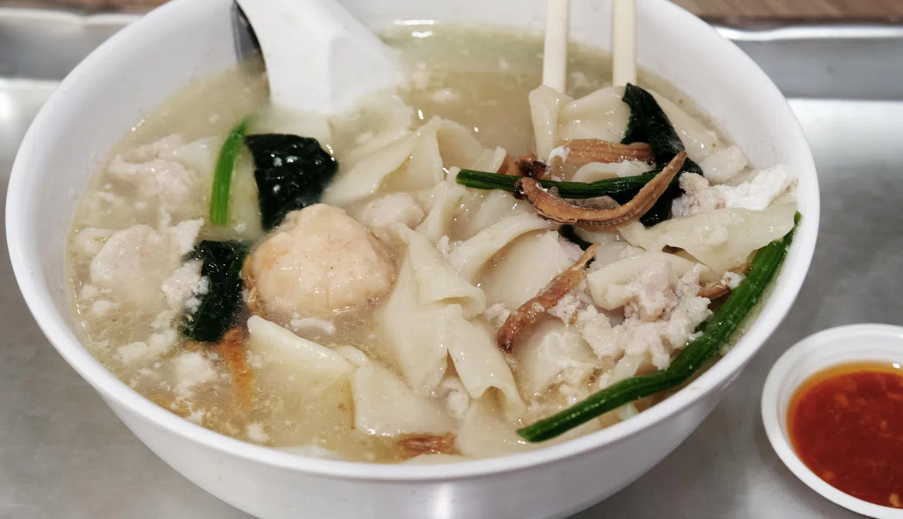招牌面粉粿的配料有猪肉碎、猪肉片、猪肉丸和鲜嫩虾滑，汤头清甜鲜美。（曾坤顺摄）