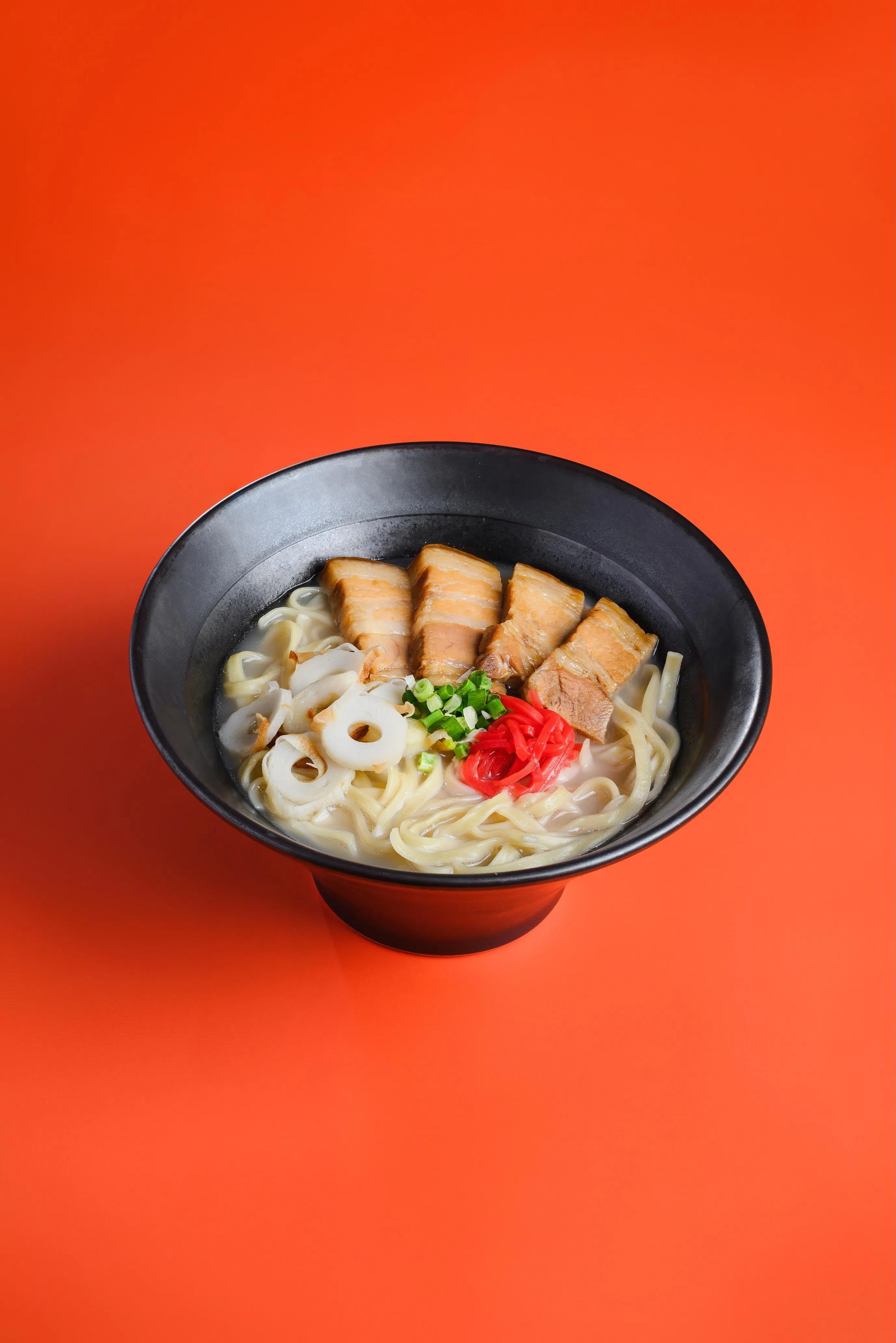 冲绳荞麦面采用小麦面条烹煮，搭配红烧五花肉、竹轮与红姜，温和顺口。（餐馆提供）