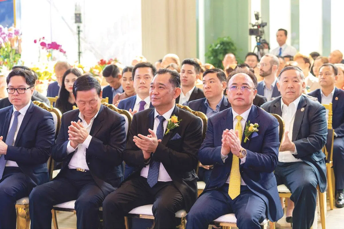 逢来发集团执行主席兼集团总裁拿督王美发博士（前排右二）、柬埔寨皇家集团主席兼总裁陈丰明勋爵（前排右一）与近千名嘉宾出席盛大的封顶仪式。（图/逢来发集团提供）