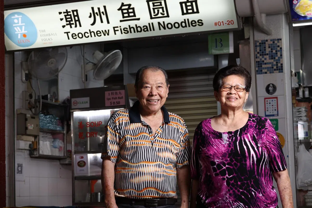 立兴潮州鱼圆面摊主林立兴（左，76岁）和胡亚兰（74岁）。（何家俊摄）