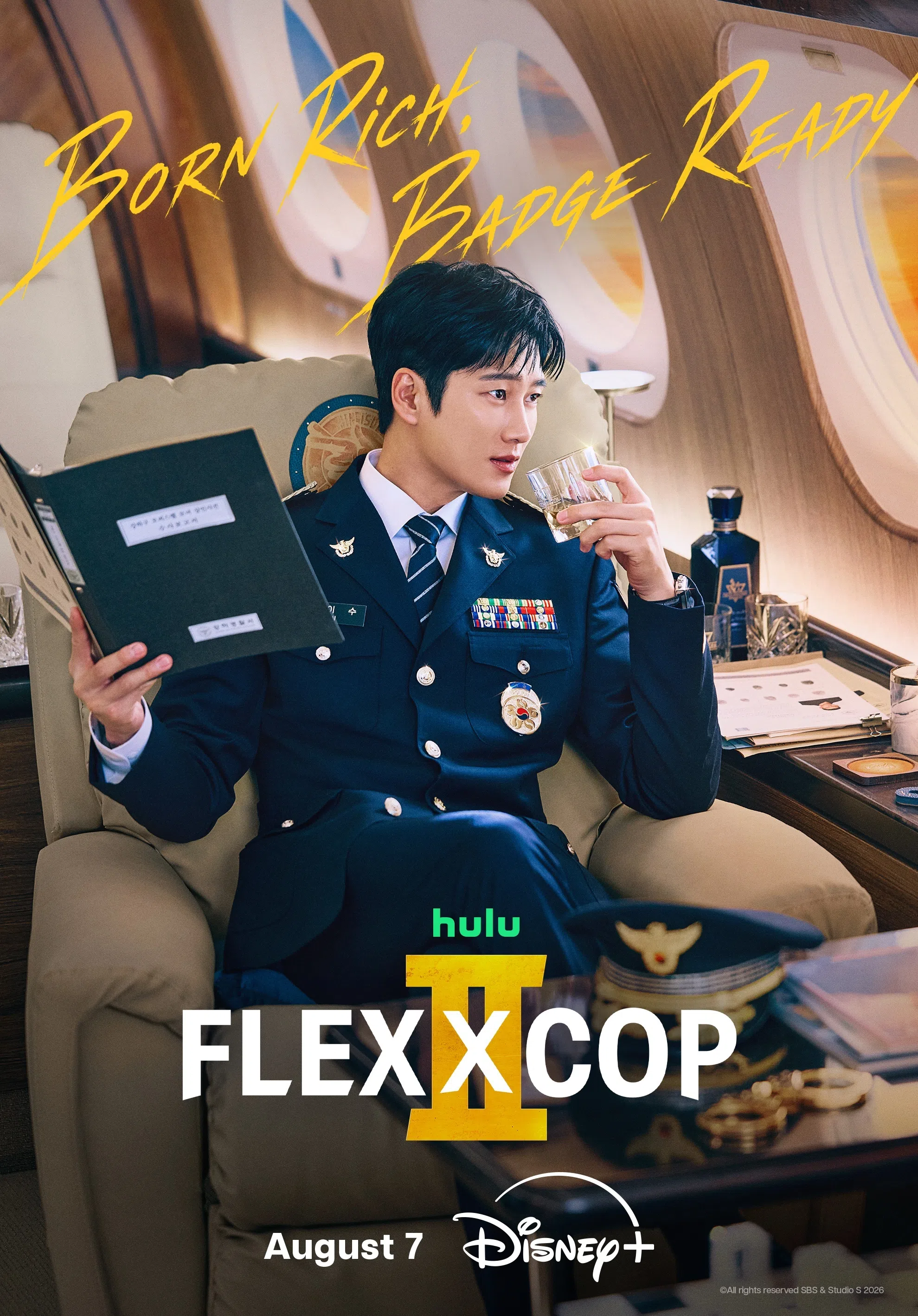 安普贤在《财阀X刑警2》饰演靠财力扭转局势的财阀刑警陈利手。（Disney+提供）