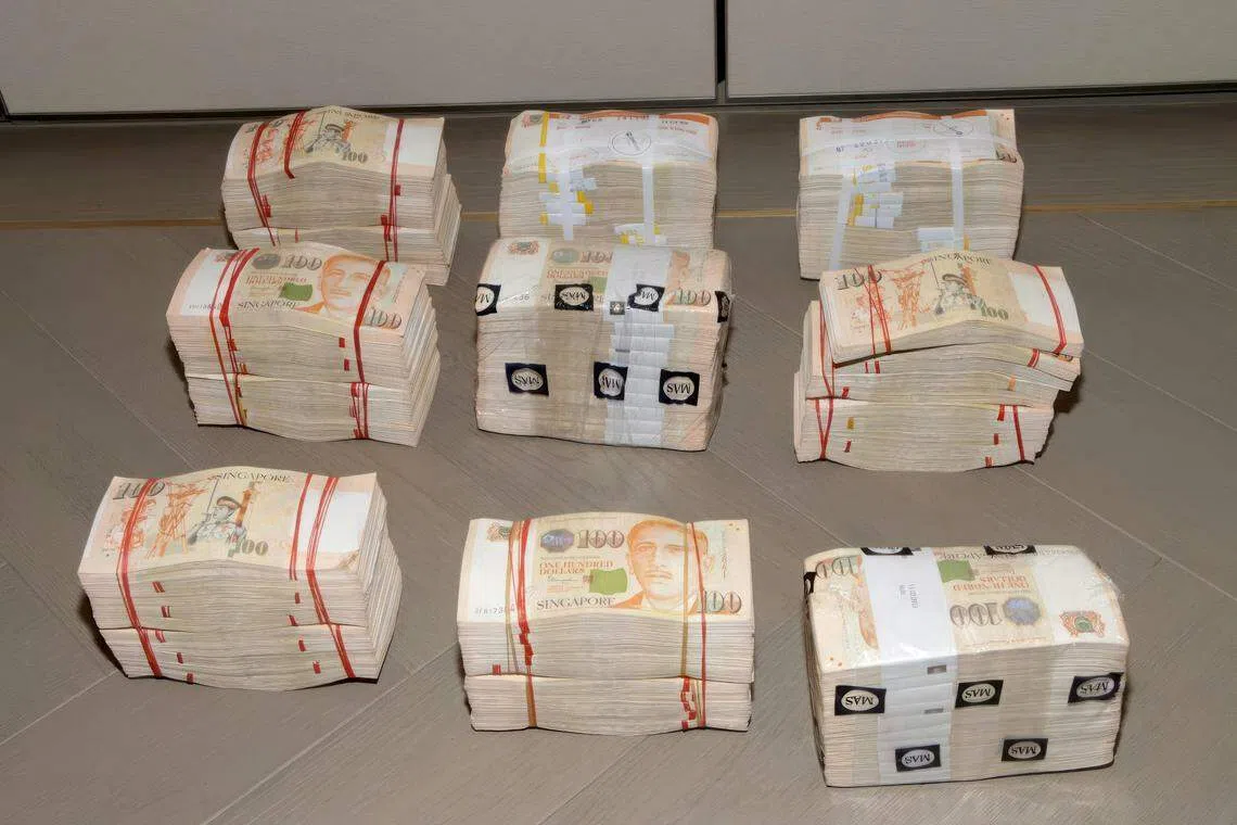 
当局起获包括外币在内的2300万余元现金。（警方提供）