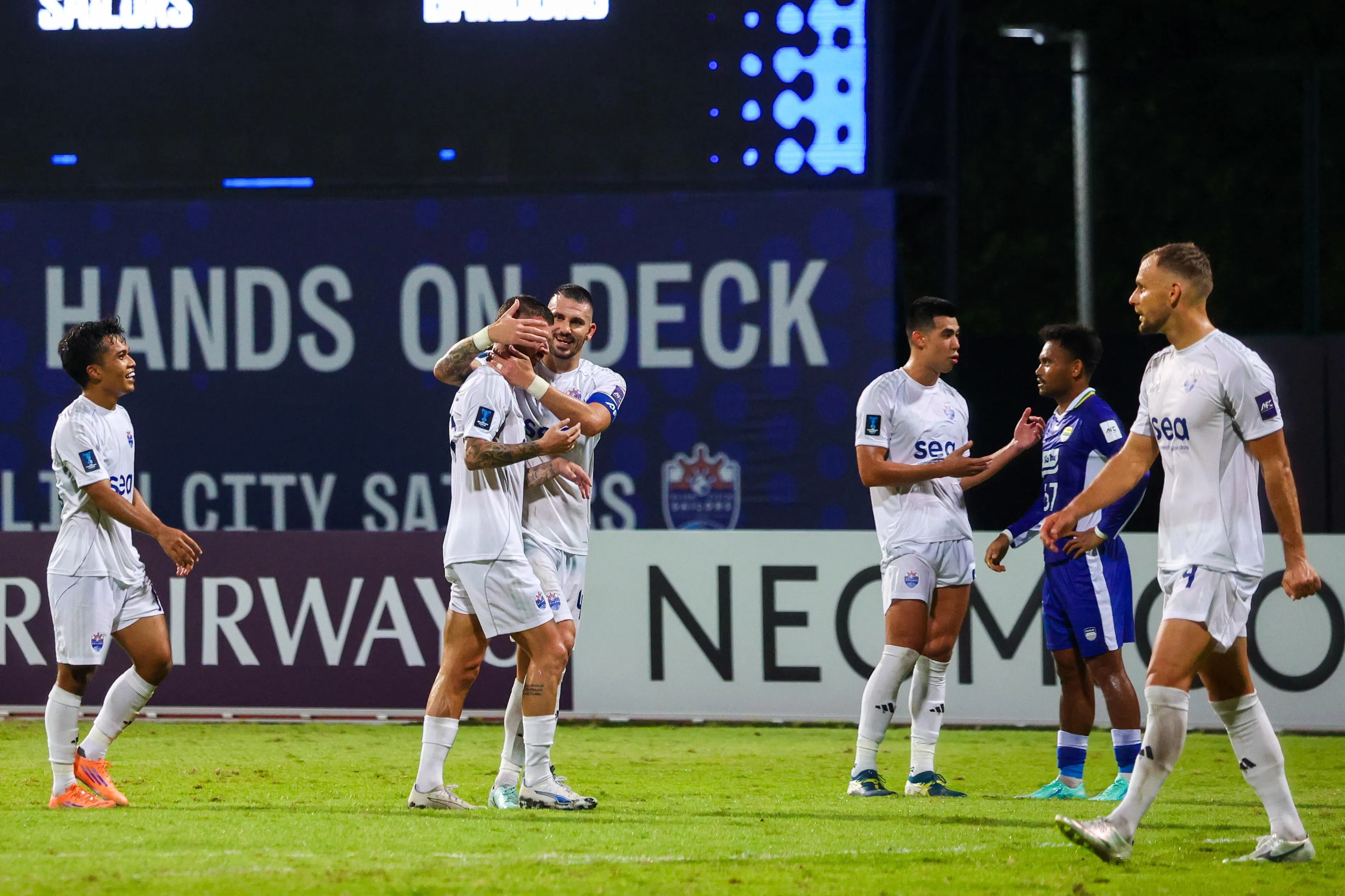 狮城水手球员（白衣）在赛后庆祝胜利。（林明顺摄）