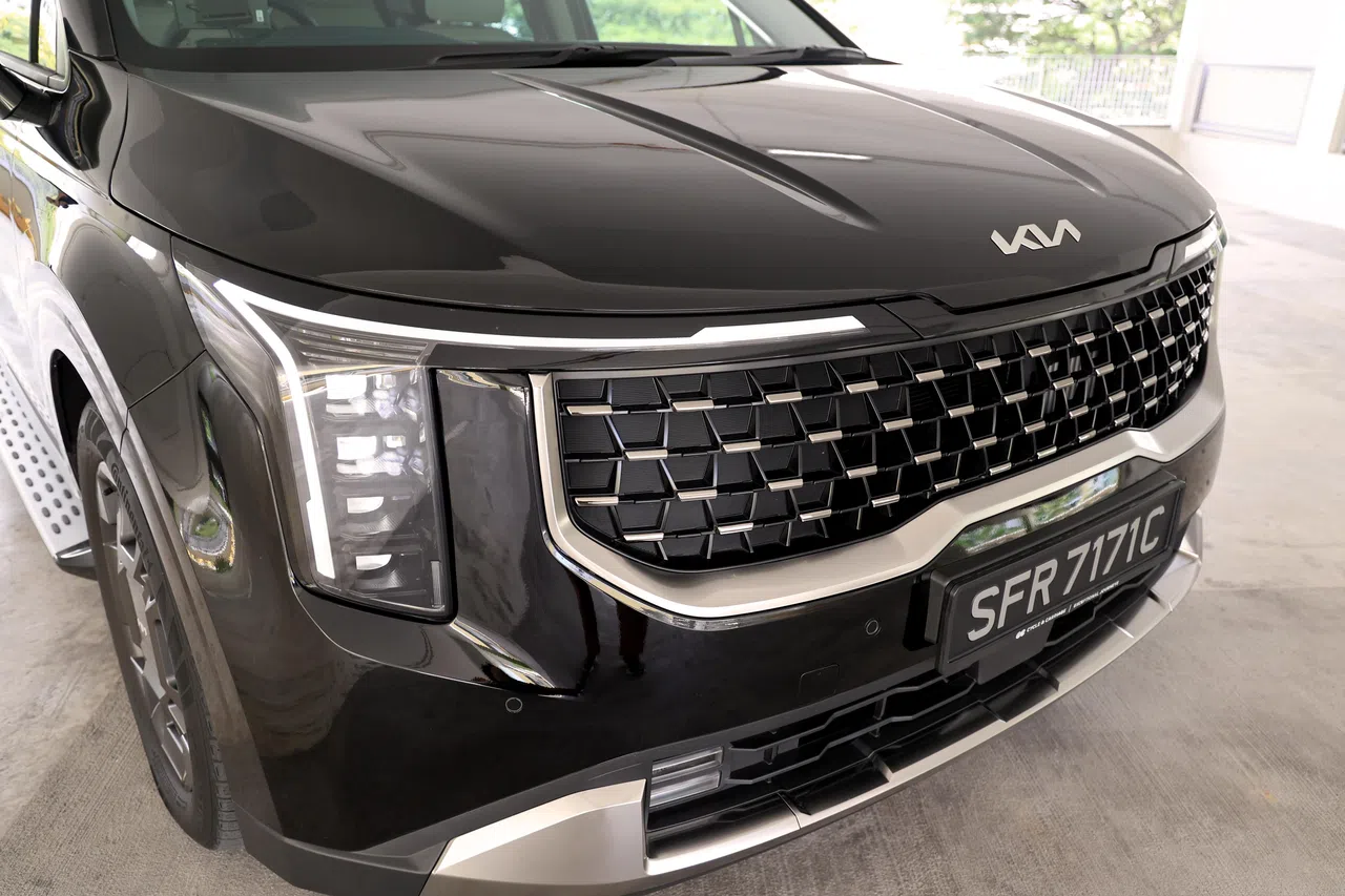 标志性“虎鼻”格栅搭配竖直排列大灯，看起来更霸气。（周国威摄）