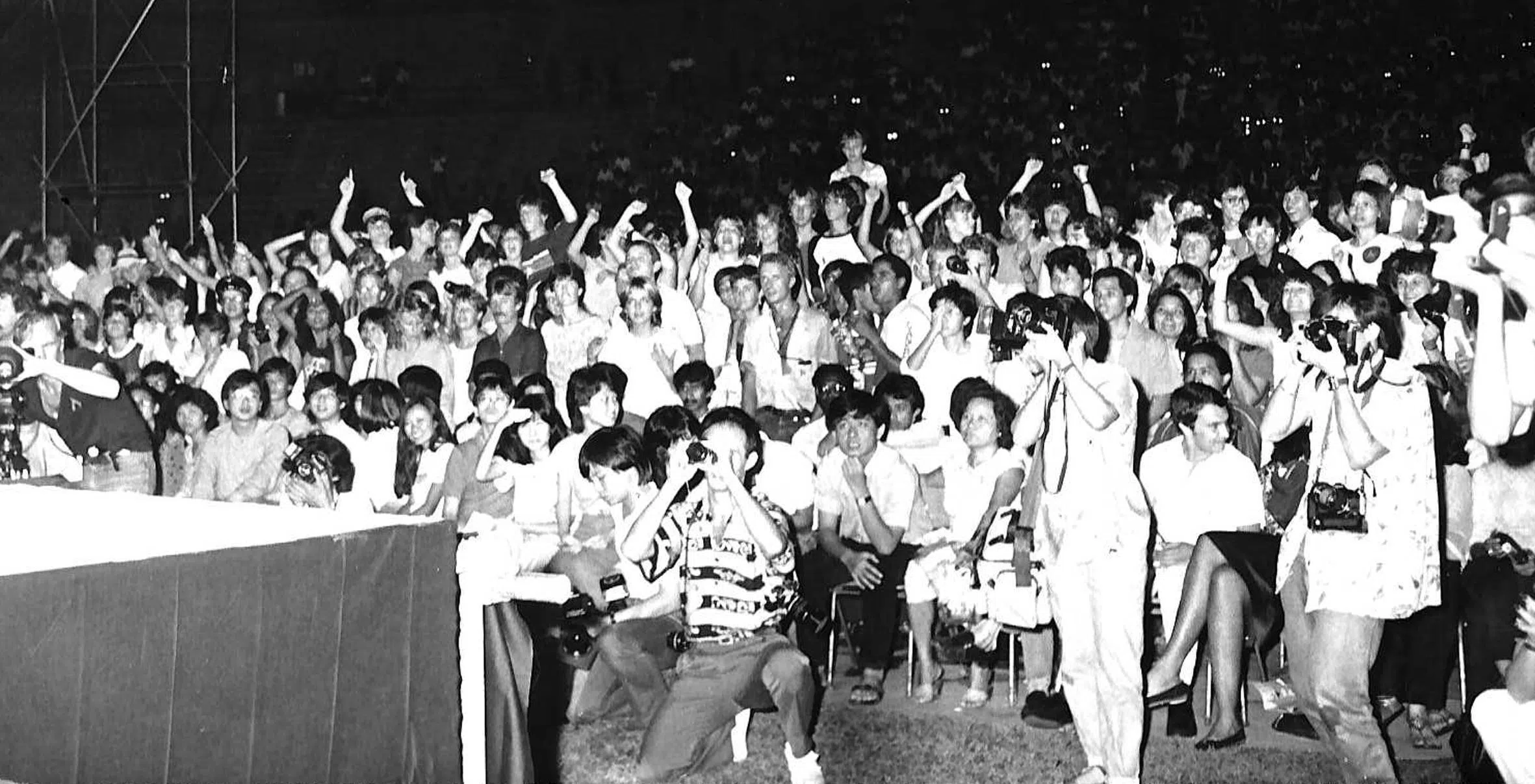 David Bowie于1983年来新加坡开唱，图为歌迷在旧国家体育场等着他出场。（档案照片）