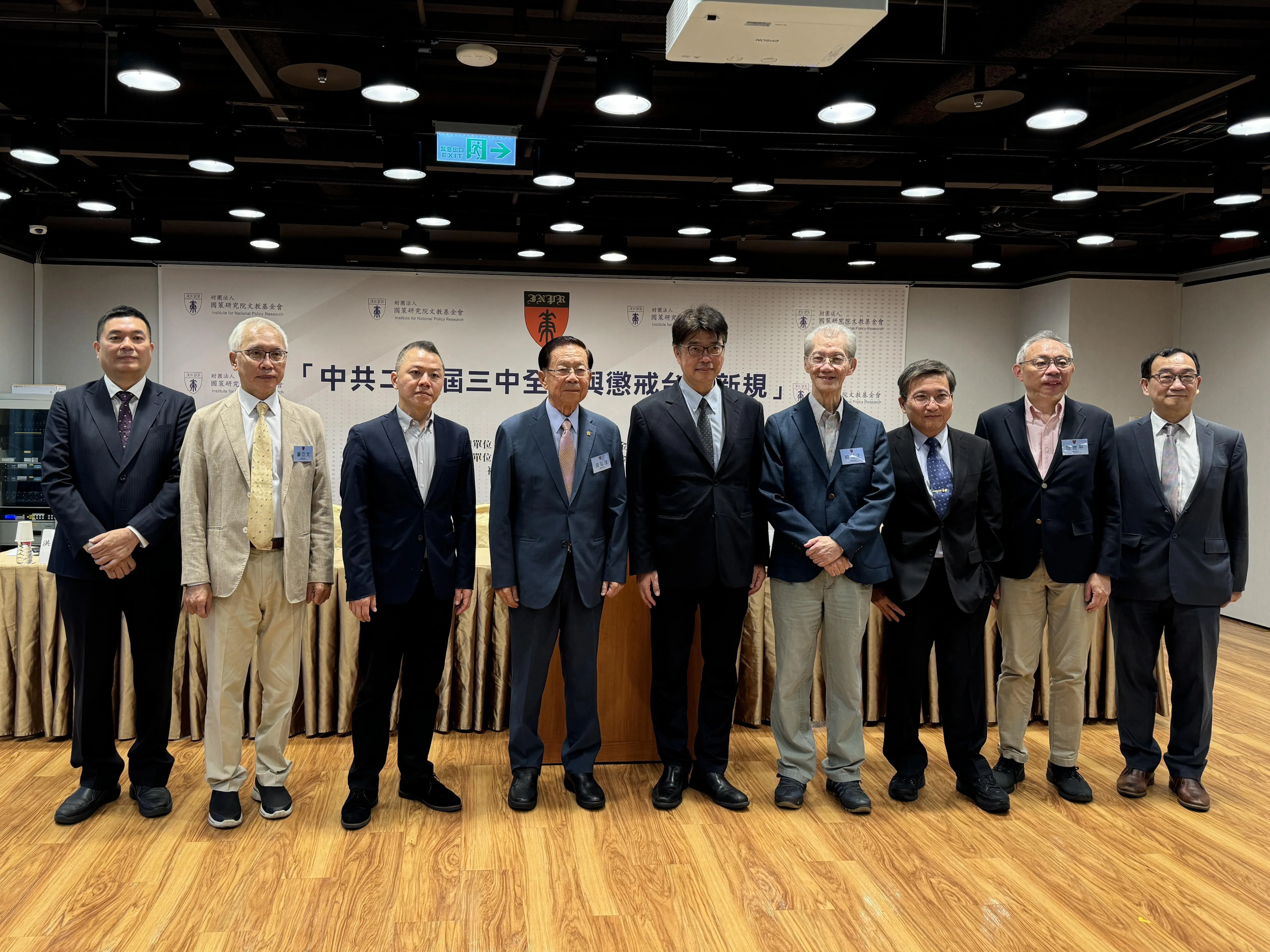 台湾国策研究院7月18日举办“ 中共二十届三中全会与惩戒台独新规”座谈会。 左起为台湾淡江大学外交与国际关系学系助理教授洪耀南、 亚太和平研究基金会执行长董立文、国策院副院长郭育仁、 国策院院长田弘茂、台湾政府大陆委员会主任委员邱垂正、 台湾大学政治学系名誉教授明居正、 淡江大学两岸关系研究中心主任张五岳、 台湾师范大学东亚学系教授范世平、 中华经济研究院代理院长王健全。（缪宗翰摄）