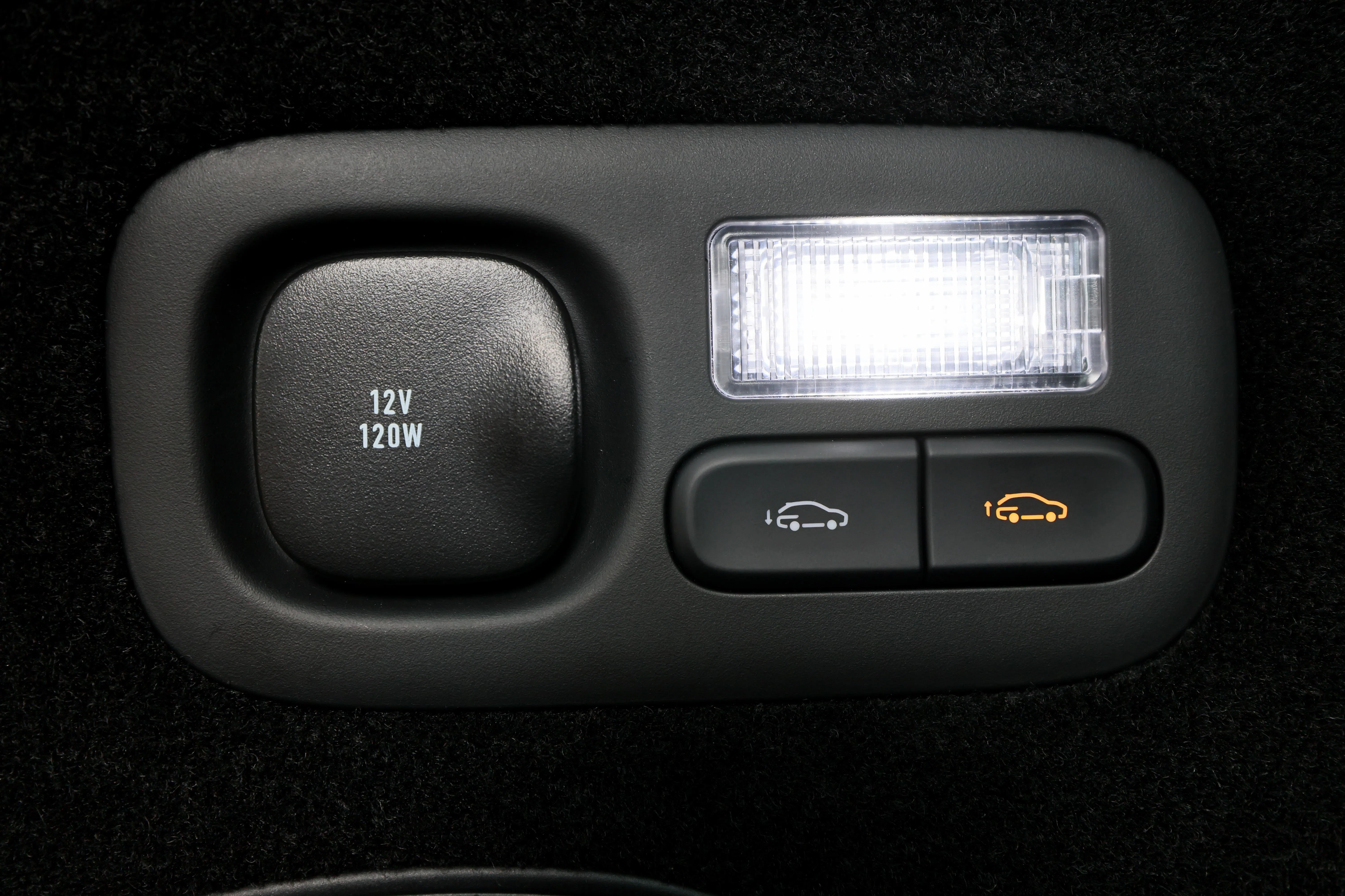 行李厢处设有空气悬挂按钮，可调节车子高度。（龙国雄摄）