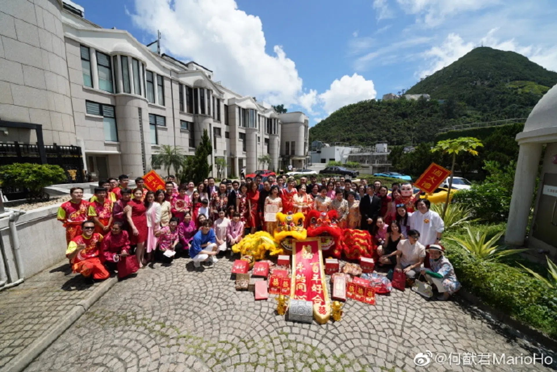 何超盈结婚时的过大礼仪式，场面豪奢。（微博）
