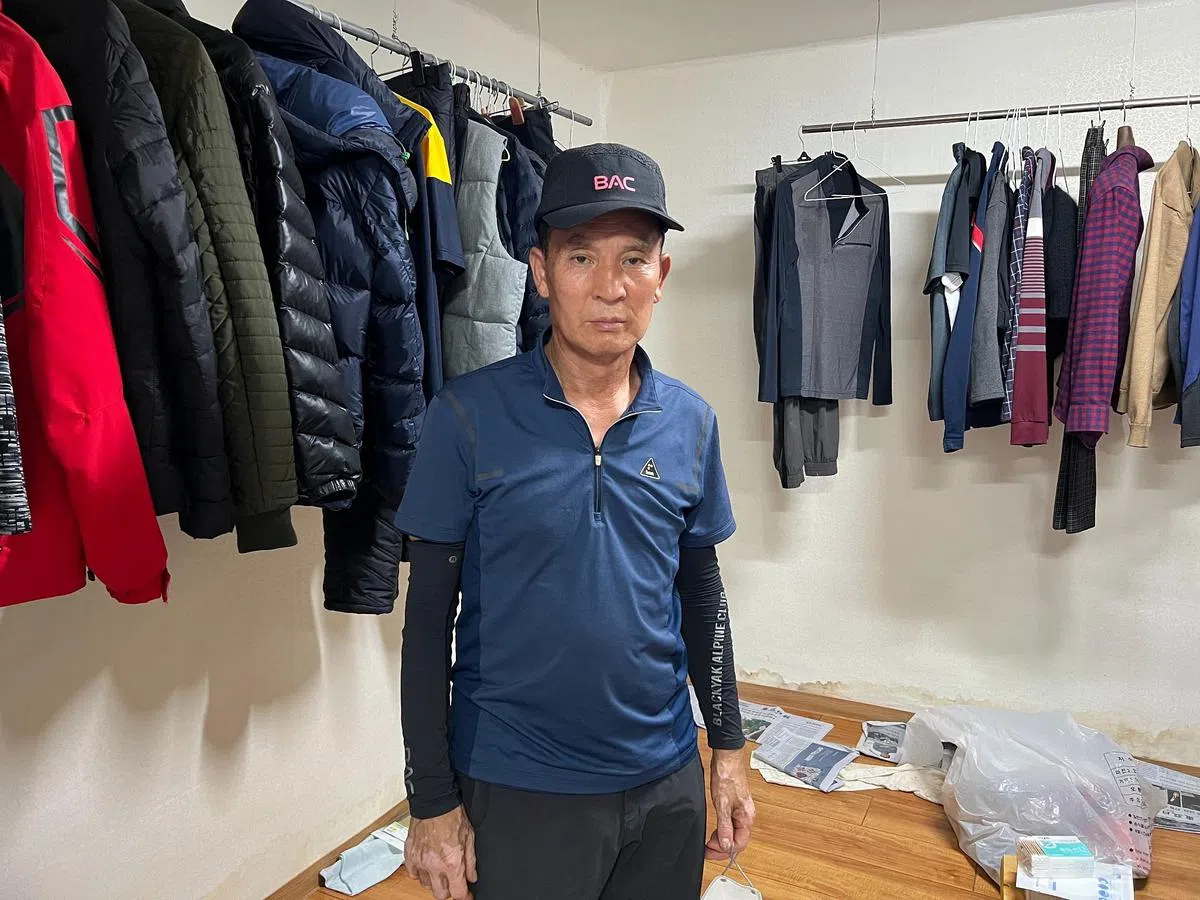 李玉荣（66岁）离婚后住进半地下房独居五年。他平日靠打零工维生，住半地下房是因为每月租金只要30万韩元（约309新元），这也是首尔最低一档的租金。（姜贵瑛摄）