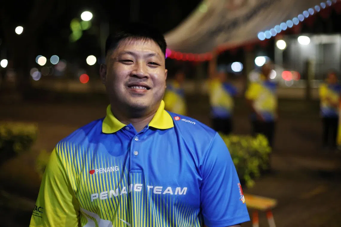 为了传承槟城的大旗文化，今年30岁的许智宇参加槟城大旗鼓队伍，勤练踢旗和接旗。（陈渊庄摄）