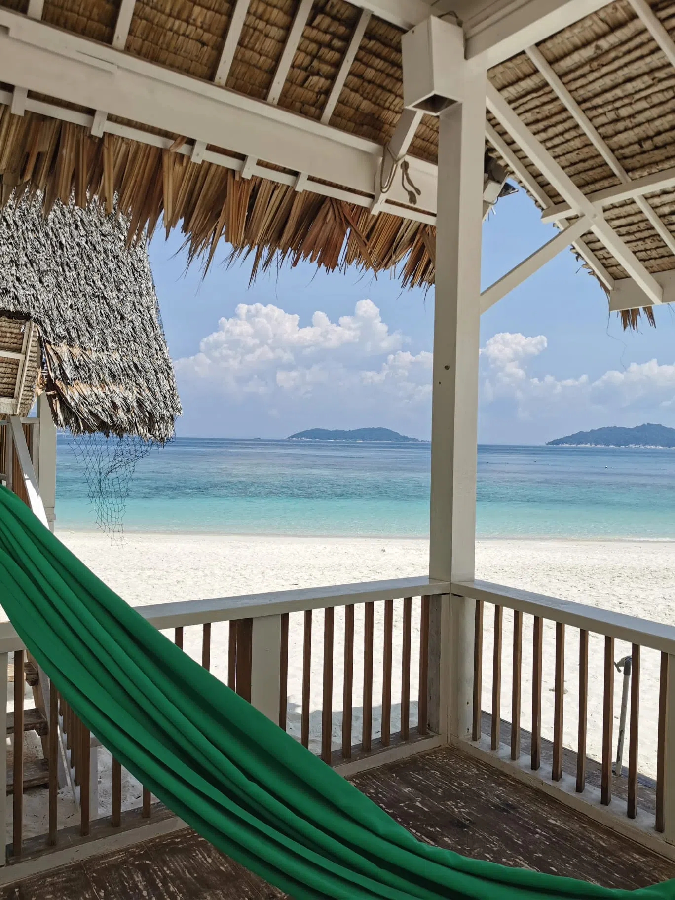 民宿每间阳台都能享受无遮挡海景，附带一张吊床。（陈默汎摄）