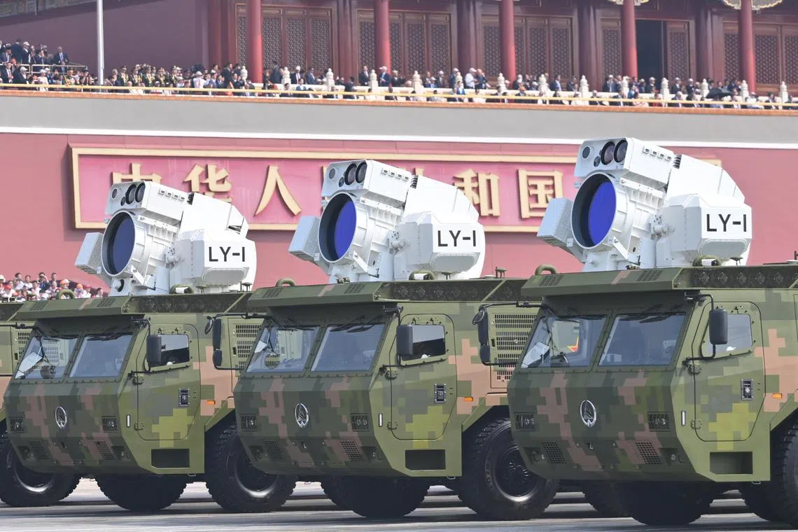 舰载防空武器方队LY-1舰载激光武器接受检阅。（中新社）