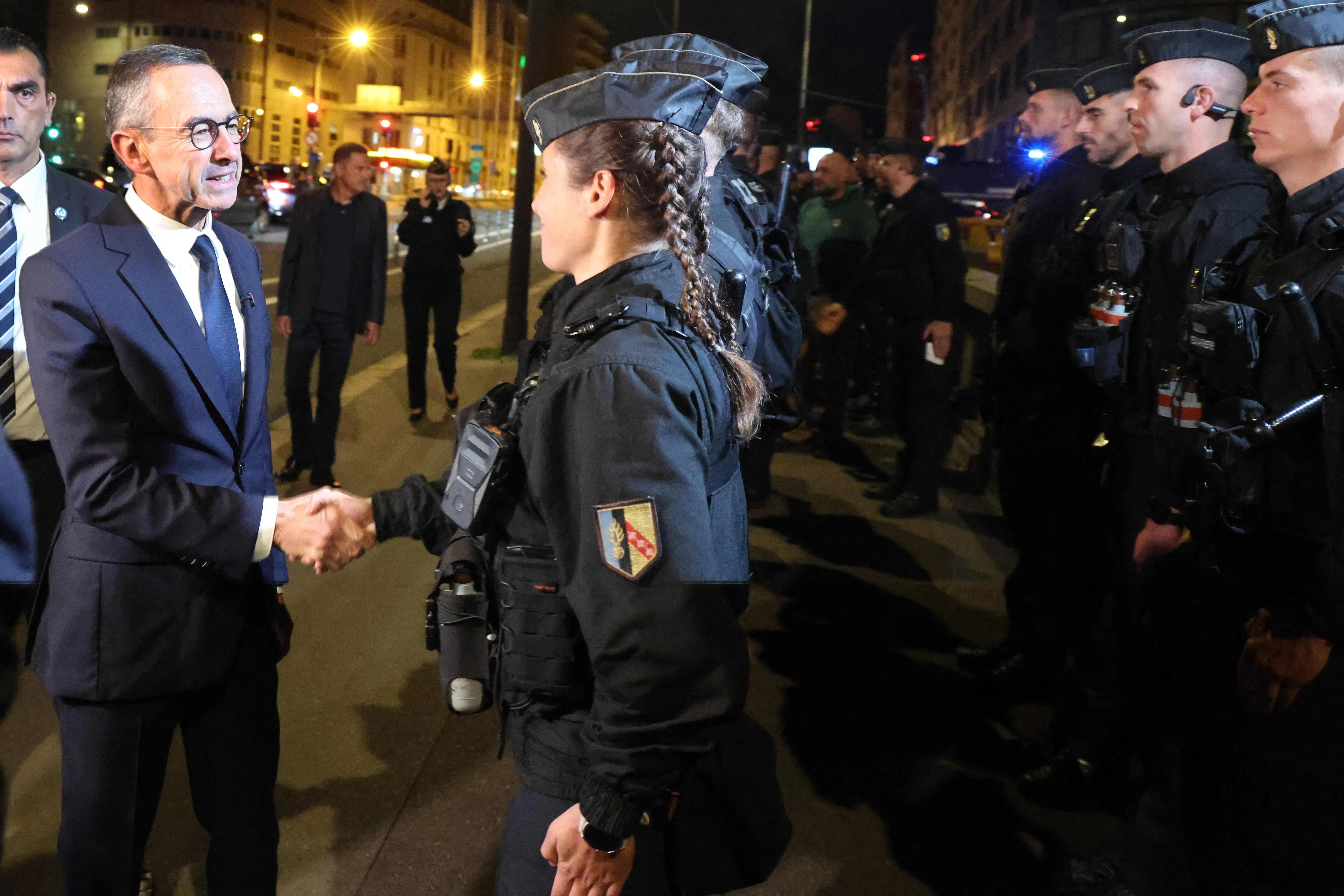 法国当局已部署大批警力，应对巴黎的大规模罢工示威。内政部长勒泰耶（左）星期四视察在奥良门区待命的警队。（法新社）