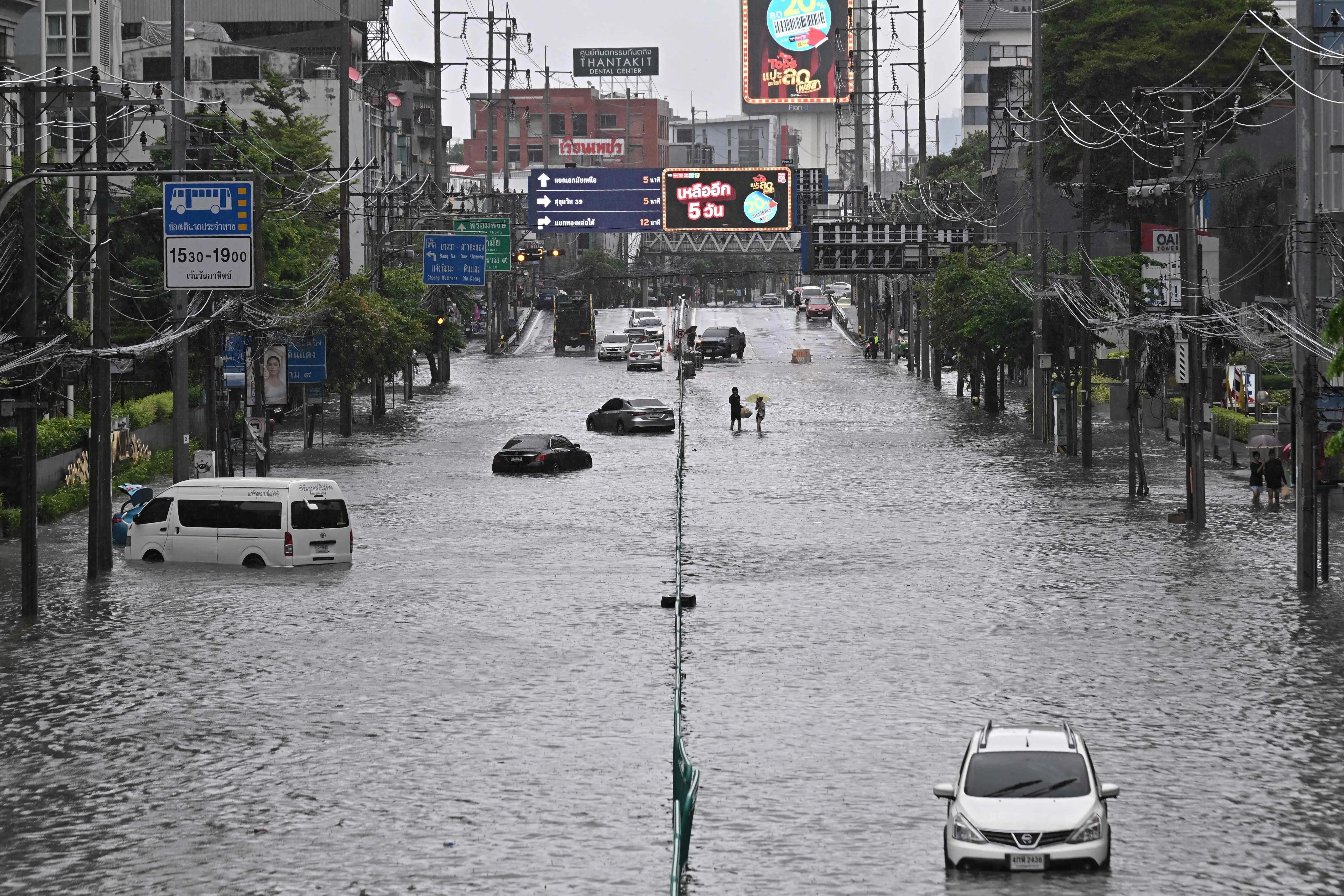 曼谷连日遭遇强降雨，车辆受困洪水中。（法新社）