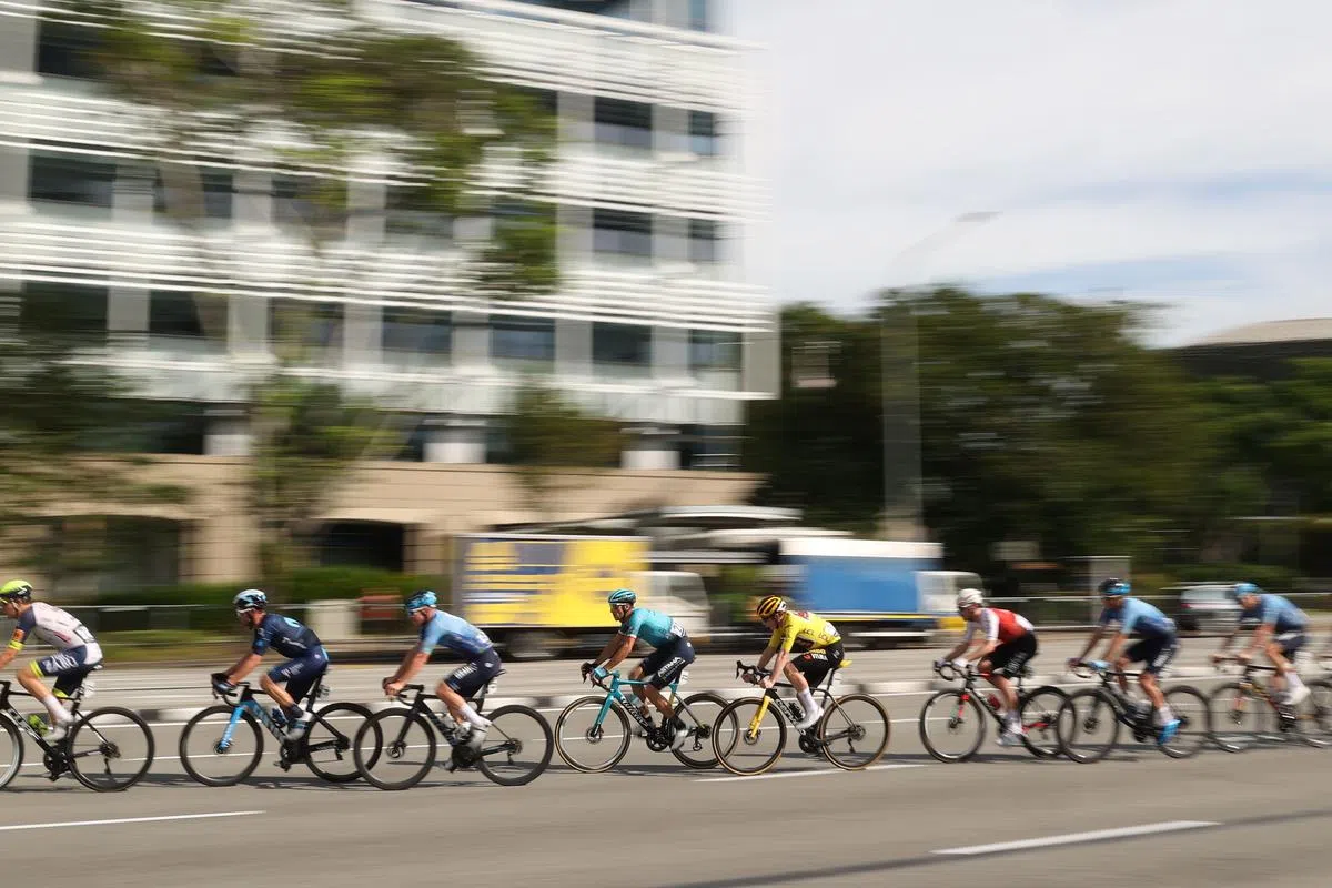 滨海湾10月30日举行环法脚踏车衍生赛事保诚新加坡绕圈赛，这是我国首次举行这项比赛，共45名选手参赛，包括29名世界巡回赛职业车队选手。（关俊威摄）